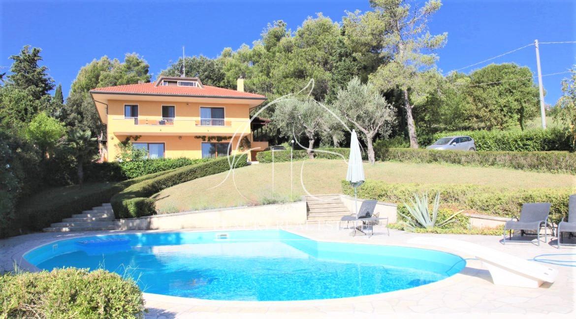Rif. 140 Rimini villa indipendente con piscina e parco privato sulle colline (RN)