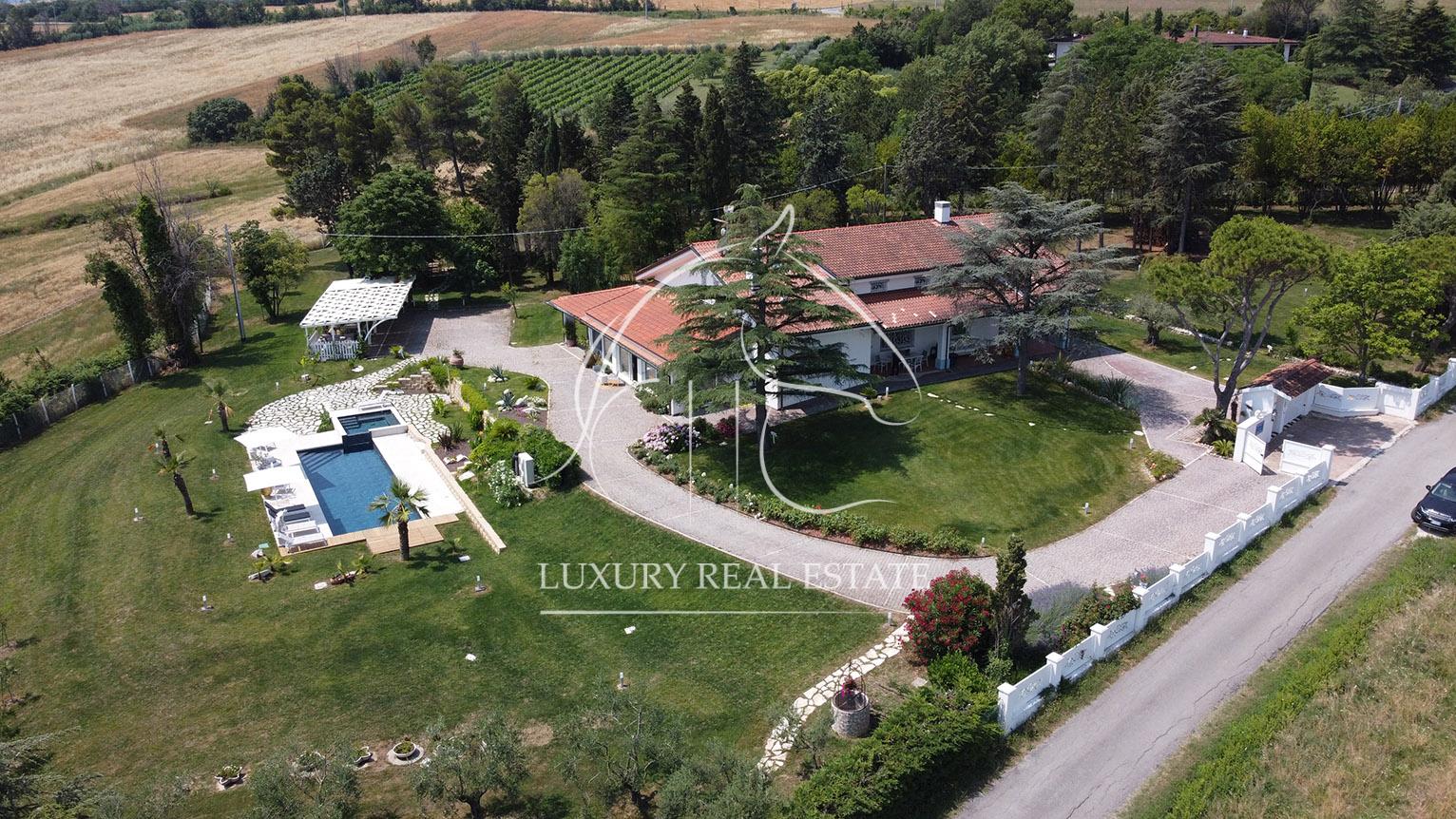 Rif. 446 CERASOLO villa con piscina super lusso (RN)